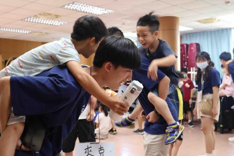 方士瑋 - 參加服務隊