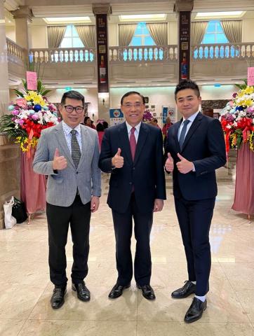 專業主持人—詮盛JERRY - 法務部推展犯罪被害人有功人士表揚大會主持
中：法務部 蔡清祥部長
左：13屆廣播金鐘獎得主 張翰揚老師