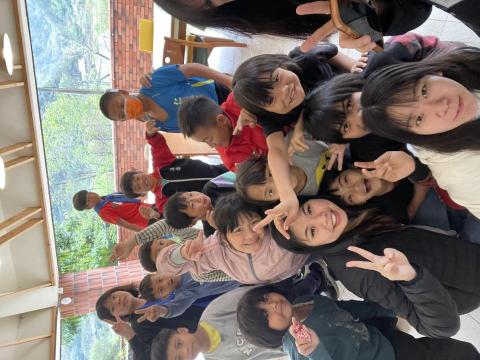 郭家彤 - 到小學帶英語營