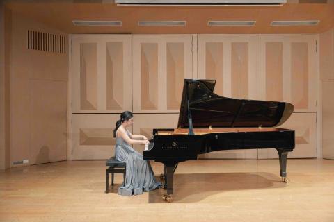 朱老師(鋼琴家教) - 演奏側拍