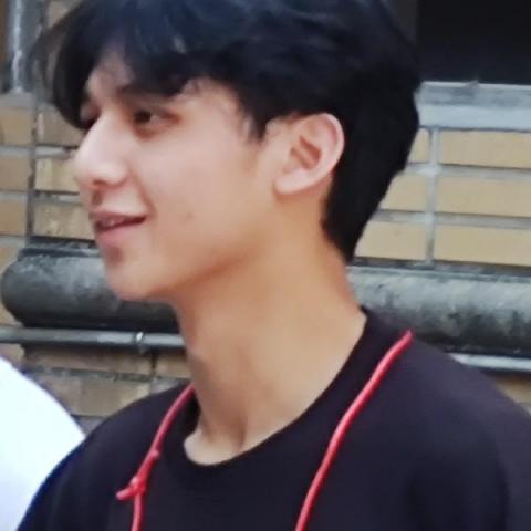 提供剪頭髮男服務的專家小八