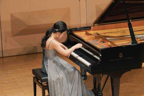 朱老師(鋼琴家教) - 演奏側拍