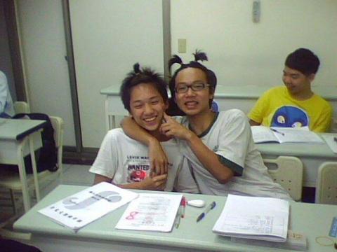 王 詩 ( Vivien   Wang) - 教學--文學與升學。(學生同意他們的照片可公開，讓學弟妹知道什麼是真摯的情誼!^______^))