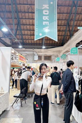 徐彩琳서채린 - 台北華山,2023 國際手作設計節 中韓文隨行口譯/翻譯 (韓文翻譯組長)
대만 타이베이 화산 2023 년 국제 핸드메이드 페어 한중통/번역 (한국 통역팀 팀장)