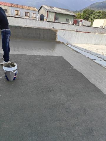 柱源工程 - 防水施工一道底漆，二道中塗
