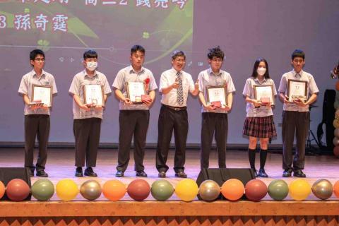 朱廷翊 - 議長獎畢業（右三