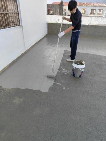 柱源工程 - 防水施工一道底漆，二道中塗