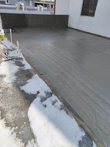 柱源工程 - 防水施工一道底漆，二道中塗