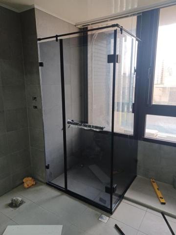 仁偉淋浴拉門 - L型無框淋浴推門(內推)
8mm強化黑玻璃