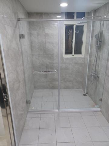 仁偉淋浴拉門 - 一字型無框淋浴推門（內推）
8mm強化清玻璃