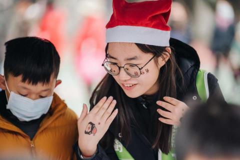 劉禹昕 - 參與親子活動與孩子互動