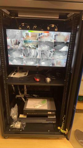 元宇通訊工程行 - 安裝落地機櫃，新裝監控主機和移監控主機一分二