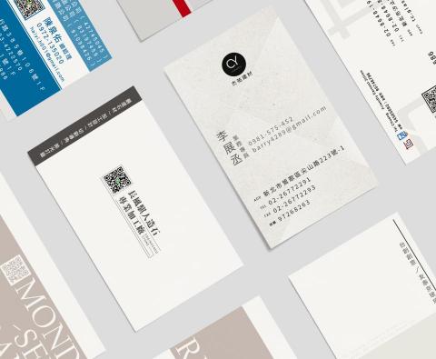 李芳妤 - 多達數百總的名片、DM設計等發稿經驗，自在學期間接案至今以實際案例累積而來的。
發稿廠商: 建豪、白紗、元倫、全印象等等。
https://liyu851104.wixstudio.io/portfolio/portfolio/%E5%90%8D%E7%89%87%E8%A8%AD%E8%A8%88