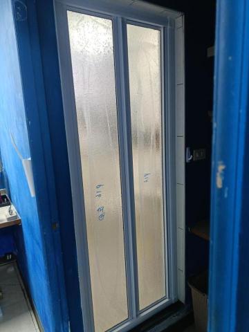 鄭智中 - 有框式淋浴摺疊門