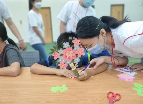 林詩雅 - 帶小朋友做母親節卡片