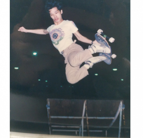 格子80'風格滑板教學 - 挺腰飛越