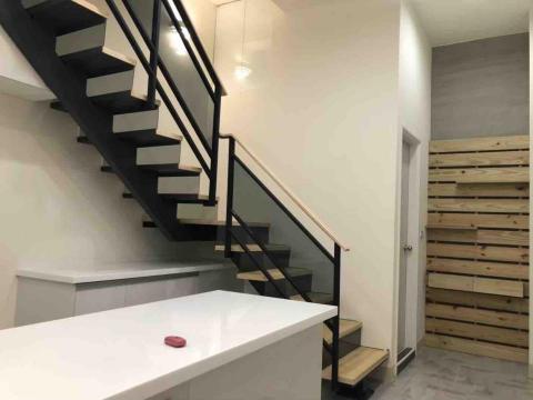 EJ室內設計 - 鐵件及玻璃搭配實木做出異材質設計