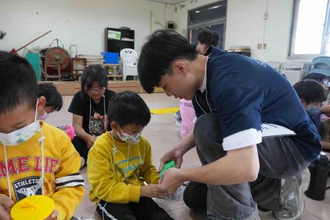 呂承峯 - 去營隊帶小朋友做實驗