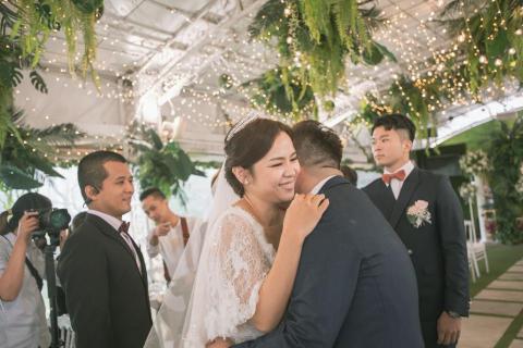 常少謙 - 充滿感情的擁抱是大家婚禮一瞬即逝的時刻