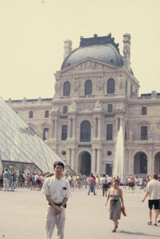 楊Miss Univ. - 中心主任-羅浮宮前