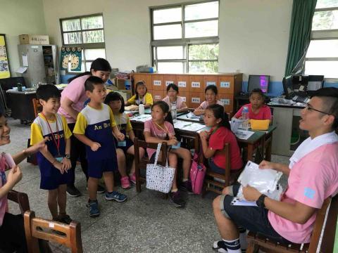 Nicole - 英語營課中鼓勵及協助學員回答問題