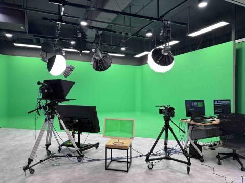 Lorraine｜商業小幫手。翻譯 key 資料 平面設計 - 正職工作場所之一