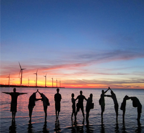 Daphny 黃 - 在大學志工隊時期接待來台交流的學生們
分別來自美國、俄羅斯、南韓、馬來西亞
這為當時我們在高美濕地的夕陽下排出：TAIWAN