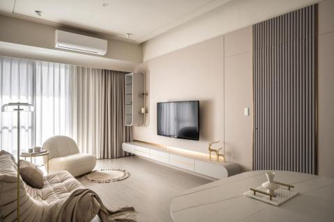 實宅設計 - 此案的生活空間在房子的中央

私領域分別配置在左右兩側

我們將門樘全部改為隱藏門，削弱門框帶給空間的視覺影響

以奶油溫馨色系為主，搭配金屬的鍍鈦玫瑰金收邊增添細緻感

入口地面以魚鱗地磚跳色，電視牆訂製特殊色鐵件點綴空間。