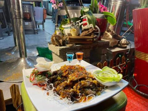 鵝肉陞現炒.鵝肉。     夜風行各式調酒。 - 