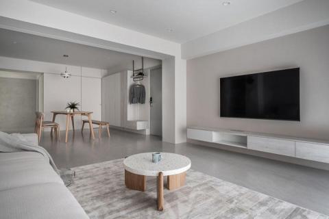 實宅設計 - 此空間是長輩留下的老房子，40坪

台北市的華夏，藏於熱鬧的市場內

聽到攤販此起彼落的叫賣聲

變成為我們施工時的日常

房子雖然老

但光線非常充足，三面採光

我們拆掉原來客廳和餐廳的隔間

讓客廳到廚房的光線得以串聯

希望在往後的日子，生活在裡面的人

都能溫暖又開心著