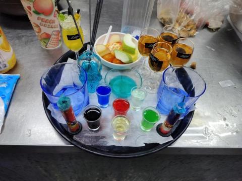 鵝肉陞現炒.鵝肉。     夜風行各式調酒。 - 