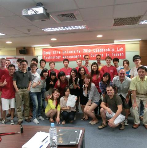 Daphny 黃 - 在逢甲大學時期接待國外姐妹校的學生, 與他們密集相處3週, 一同生活與學習所修的課程