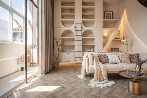 實宅設計 - 2024.IF設計獎
春映；一個在春天完成，映出自己生命的案子。

一樓；4米2挑高的樓中摟為現在少有的空間格局，此案從客廳的Z軸線上出發、乂型的語彙分布在空間中，延伸至天花板、樓梯扶手、電視牆，及沙發背牆的物件，讓整體視覺感受無限延伸至畫面中。