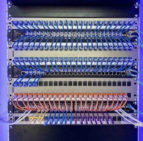綜盈科技有限公司 -  專業機櫃整線