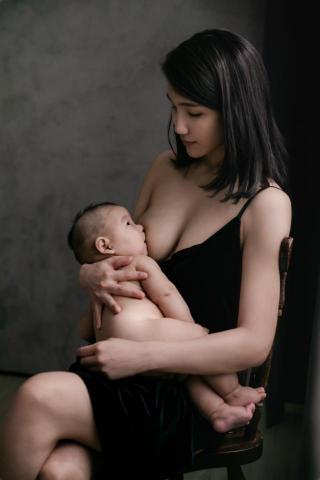 Reina - 哺乳寫真