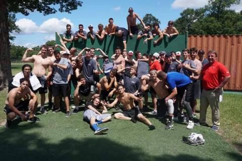 劉老師棒球農場 - 2017年6月於德州棒球農場：左邊數來第二位是我，最右邊那位是沃佛斯教練。