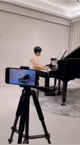 Brenda Liu - 不定時錄影鋼琴學習成果，幫助學生回顧自己的表現、發現進步之處，並分享給家人和朋友，激勵彼此成長。