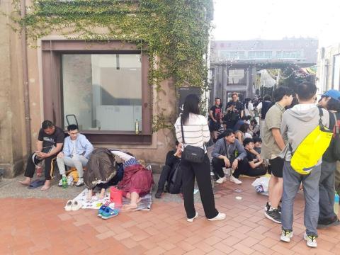 楊小姐 - 2024萬年青旅店演唱會週邊商品排隊