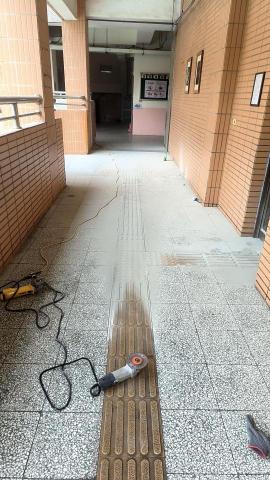 品瀚拆除工程 - 桃園中山國小，走廊導盲磚拆除清運