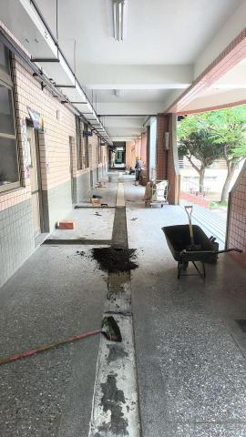 品瀚拆除工程 - 桃園中山國小導盲磚拆除清運，貼磚