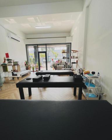 謝明杰 - 舒服寬廣空間、經由徒手、整脊槍、筋膜刀、筋膜槍等器具使用，減輕肌肉酸痛已久困擾！
適用對象：長時間久站、久坐職業傷害害、勞動者、運動員按摩、姿勢不良、肌肉緊繃