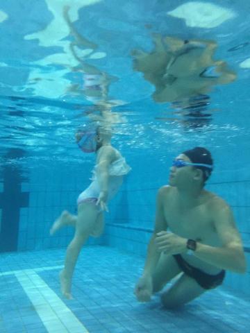 阿昌教練 - 2-3歲幼童 「幼兒水適應」
強調與孩子在水中的親密互動，通過遊戲和樂趣來提高幼童對水的舒適度和自信心。幫助孩子逐步適應水環境。