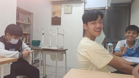 顏薇萱 - 個人小班制與學生互動良好，激發學習的動力，落實學以致用，活潑幽默教學讓學生快樂輕鬆進步。