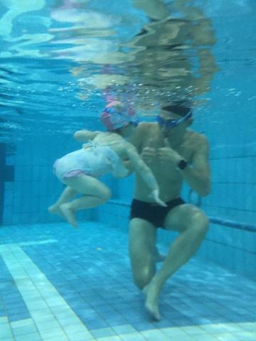 阿昌教練 - 「幼兒水適應課程」。強調與孩子在水中的親密互動，通過遊戲和樂趣來提高幼童對水的舒適度和自信心。幫助孩子逐步適應水環境。