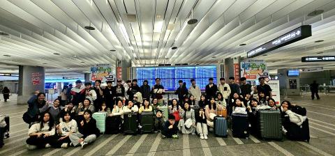 陳淑芬 Sharon Chen - 韓國高中來台參訪接機照-隨行翻譯 陳淑芬 Sharon Chen - 韓國高中來台參訪接機照-隨行翻譯