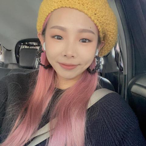 提供妝髮服務的專家Loma