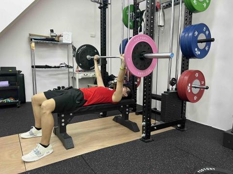 力技運動工作室 - 學生臥推