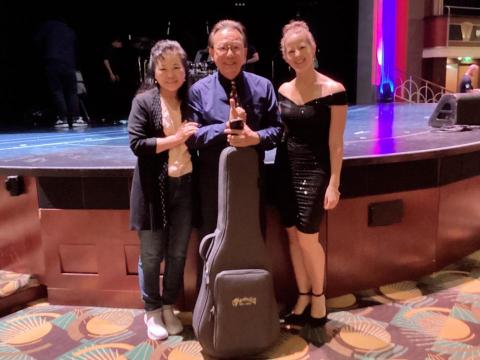 martinchien - 2023年10月在美國搭遊輪，演出後與老婆及主持人合影