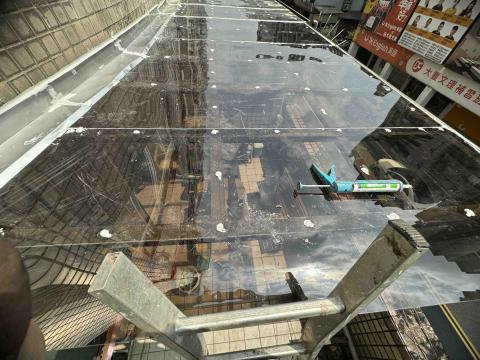 簡意金屬工程 - 茶色採光罩