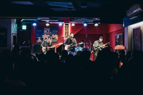 林晋德 - 與團員在小河岸演出(我在中間哦！）